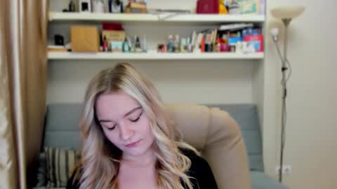 Snapshot of kara_smith_ chatting on October 18, 11:28 pm Kara. Off from 15th till 24th of December online show from October 18, 11:28 pm