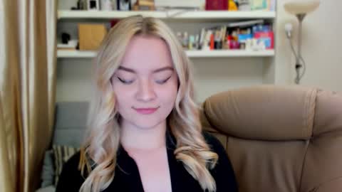 Snapshot of kara_smith_ chatting on September 17, 11:47 pm Kara. Off from 15th till 24th of December online show from September 17, 11:47 pm