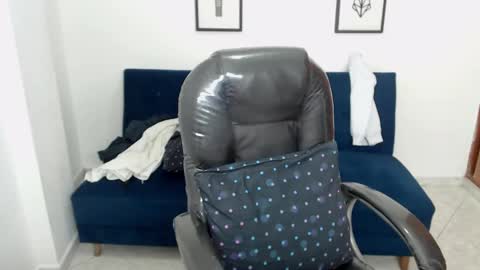 Snapshot of karlye_hot chatting on December 18, 2:32 am KARLYE online show from December 18, 2:32 am