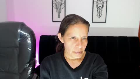 Snapshot of karlye_hot chatting on February 4, 6:04 am KARLYE online show from February 4, 6:04 am