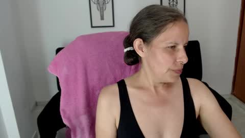 Snapshot of karlye_hot chatting on December 29, 2:27 am KARLYE online show from December 29, 2:27 am