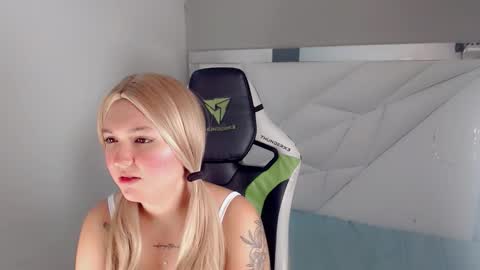 Snapshot of kathy_doll_ chatting on October 20, 12:24 am KATHY online show from October 20, 12:24 am