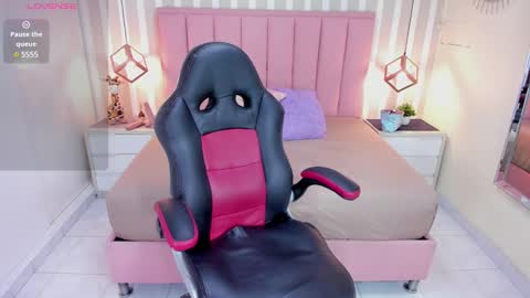 Snapshot of katy_brownn_ chatting on February 6, 7:40 pm KATY online show from February 6, 7:40 pm