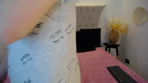 Snapshot of katy_van chatting on December 23, 8:00 am Katy Van online show from December 23, 8:00 am