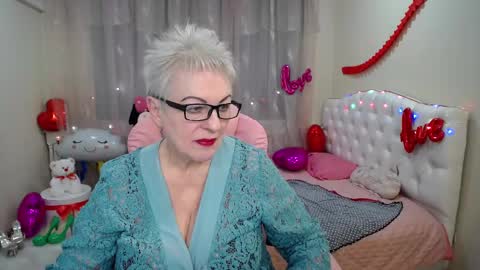 kaylesmoll online show from February 15, 6:02 am