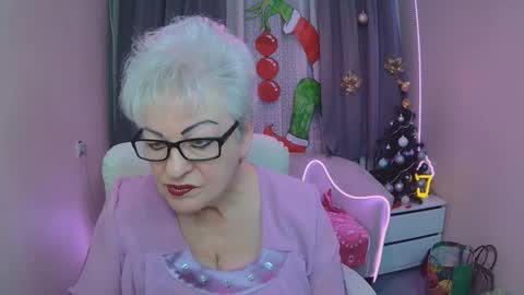 kaylesmoll online show from December 18, 7:40 pm