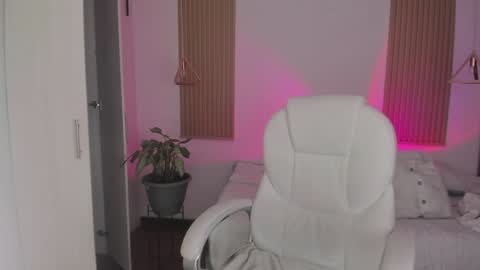 Kendall  online show from September 22, 8:40 pm