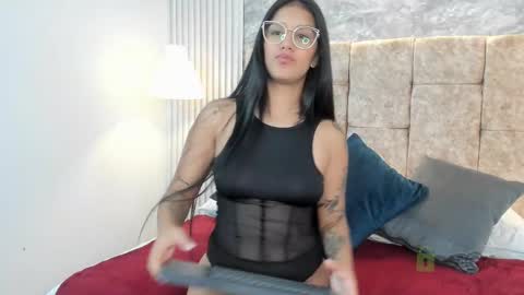 keniathompsonx online show from February 21, 11:01 am