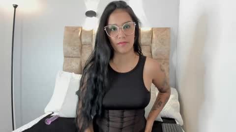 keniathompsonx online show from February 5, 11:55 am