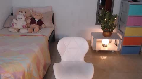 Snapshot of kesha_brooks chatting on December 6, 8:28 pm Mia online show from December 6, 8:28 pm