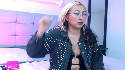 Snapshot of khaleesi_j chatting on September 16, 5:04 am khaleesi_j online show from September 16, 5:04 am