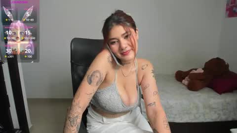 Evelyn online show from March 6, 9:09 pm