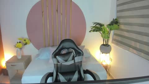 Snapshot of kiara_mirren chatting on October 10, 2:38 am K I A R A  online show from October 10, 2:38 am