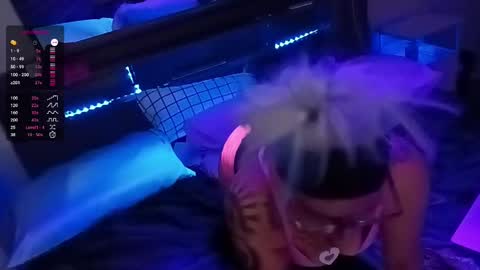 kikilovespartylights online show from February 18, 9:31 pm