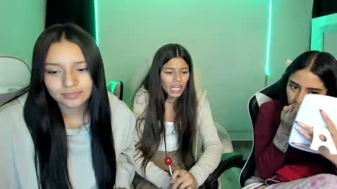 Snapshot of kimmi_foxy chatting on February 22, 11:32 pm kimmi online show from February 22, 11:32 pm