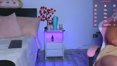kimmie_dollxo online show from April 29, 2:37 am
