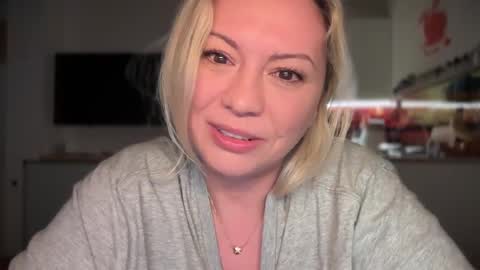 Snapshot of kiradivine chatting on February 22, 7:32 pm KiraDivine online show from February 22, 7:32 pm