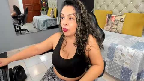 Snapshot of kirss_milff chatting on September 24, 12:37 pm kriss online show from September 24, 12:37 pm