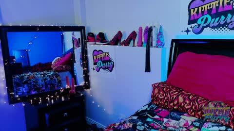 Snapshot of kittiepurry chatting on January 8, 5:16 am Kittie Purry online show from January 8, 5:16 am