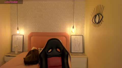  K I T T  Y  online show from December 16, 12:22 pm