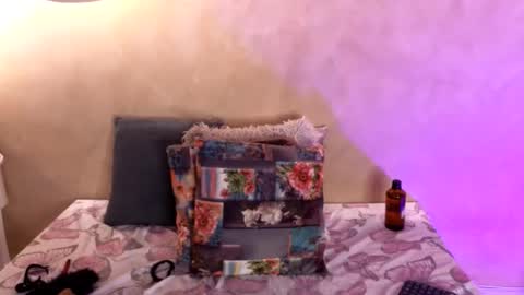 K L O E online show from September 30, 1:28 pm