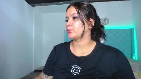 Snapshot of kriss_sweetboobs chatting on December 29, 3:03 pm kriss_sweetboobs online show from December 29, 3:03 pm