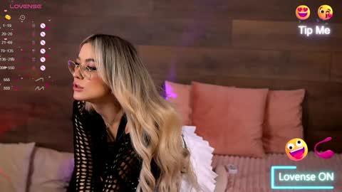 Snapshot of kyliejoyce chatting on December 6, 10:40 pm Kylie online show from December 6, 10:40 pm