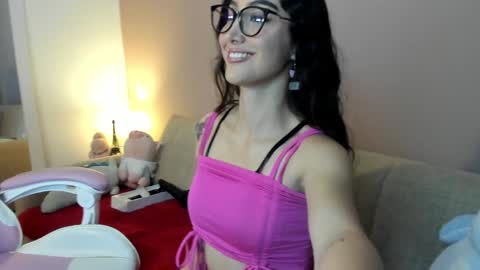 Snapshot of kymgiraldo8 chatting on December 17, 7:18 am Kym Giraldo online show from December 17, 7:18 am