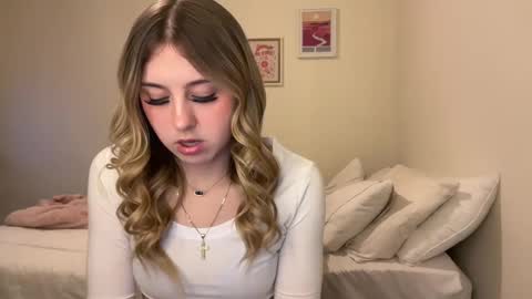 kynziee18 online show from December 7, 1:03 am