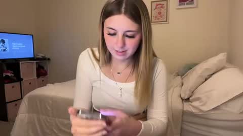 kynziee18 online show from December 16, 1:10 am