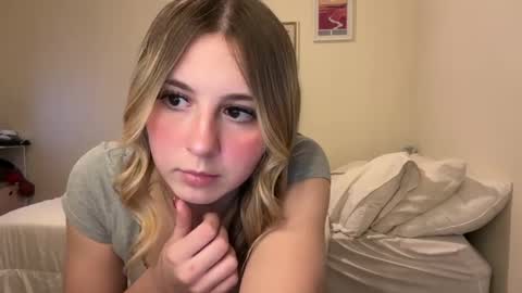 kynziee18 online show from December 18, 1:05 am