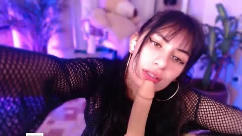 Snapshot of l_e_a chatting on February 18, 5:42 am l_e_a online show from February 18, 5:42 am