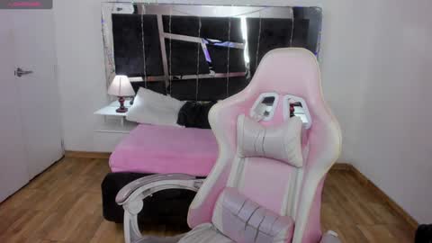  L A R A   online show from December 6, 9:23 pm