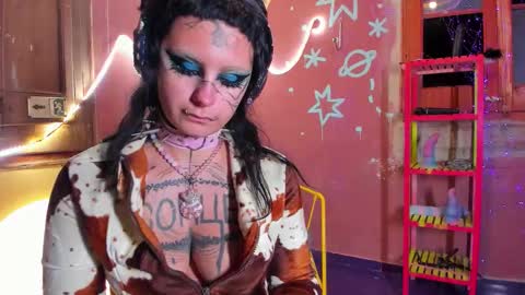 Mia online show from November 7, 7:30 pm