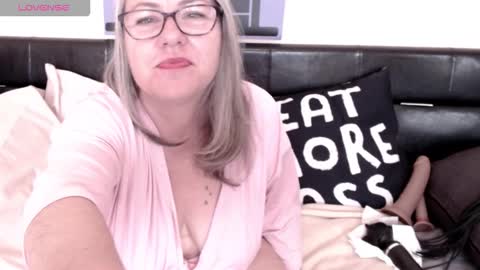 Snapshot of ladylanaxo chatting on October 3, 8:08 am Next Stream online show from October 3, 8:08 am