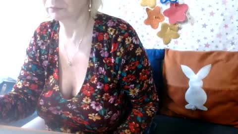 LovelyQueen online show from June 17, 12:06 pm
