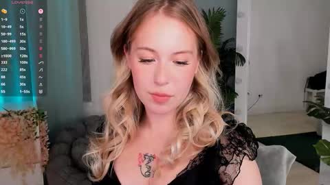 Snapshot of lanaroselle chatting on October 18, 10:00 pm Lana online show from October 18, 10:00 pm