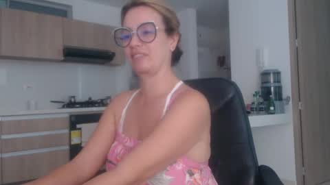 Snapshot of latinpaprika chatting on December 15, 8:47 pm latinpaprika online show from December 15, 8:47 pm