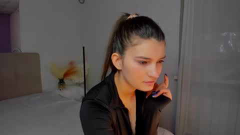 Snapshot of laura__leee chatting on February 18, 6:26 am Laura online show from February 18, 6:26 am