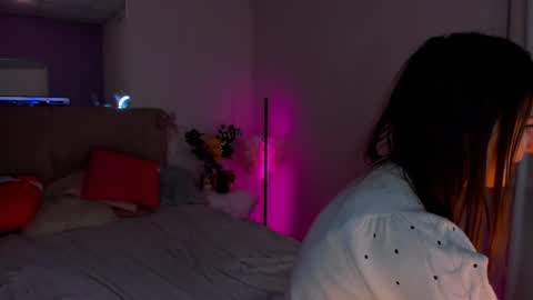 Snapshot of laura__leee chatting on January 6, 6:03 am Laura online show from January 6, 6:03 am