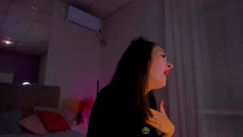 Snapshot of laura__leee chatting on December 7, 6:43 am Laura online show from December 7, 6:43 am
