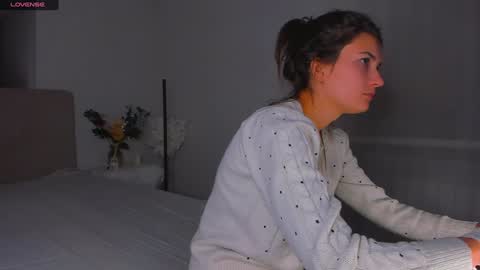 Snapshot of laura__leee chatting on December 23, 6:22 am Laura online show from December 23, 6:22 am