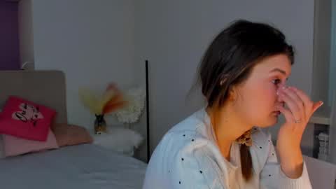 Snapshot of laura__leee chatting on February 10, 6:20 am Laura online show from February 10, 6:20 am
