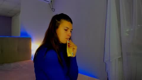 Snapshot of laura__leee chatting on October 4, 6:30 am Laura online show from October 4, 6:30 am