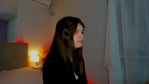 Snapshot of laura__leee chatting on October 5, 6:40 am Laura online show from October 5, 6:40 am