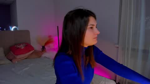 Snapshot of laura__leee chatting on February 24, 6:25 am Laura online show from February 24, 6:25 am