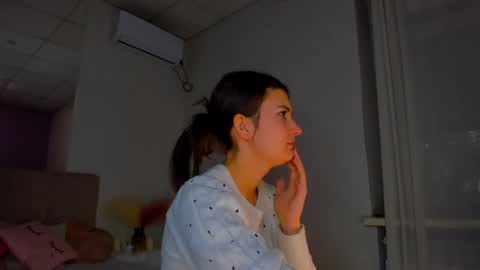 Snapshot of laura__leee chatting on December 9, 6:13 am Laura online show from December 9, 6:13 am