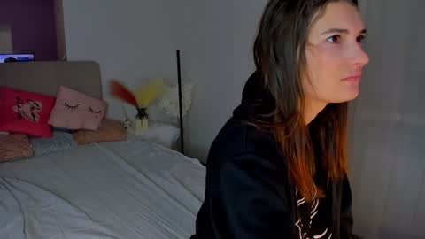 Snapshot of laura__leee chatting on January 19, 6:09 am Laura online show from January 19, 6:09 am