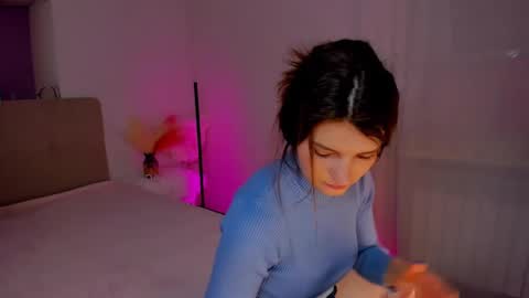 Snapshot of laura__leee chatting on February 20, 5:33 am Laura online show from February 20, 5:33 am