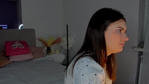 Snapshot of laura__leee chatting on January 31, 6:24 am Laura online show from January 31, 6:24 am